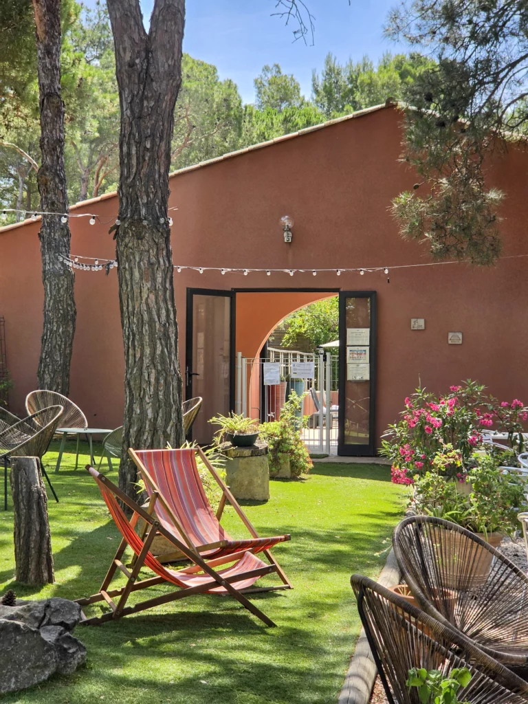 Hotel du mas avec restaurant et piscine